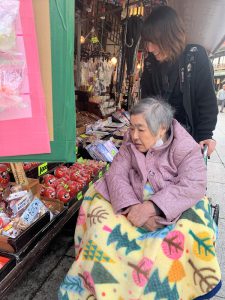 「お土産何にしようかな～」