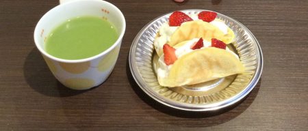 完成！オムレットと桜風味の抹茶オレ